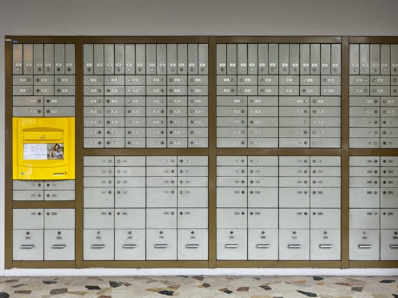 Le nombre d'offices de poste traditionnels, comme ici à Massagno (TI), passera de 1400 à 800 ou 900 (archives). © Keystone/MARTIN RUETSCHI