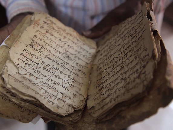 Le réseau international de refuges permettra de mettre à l'abri des biens culturels menacés: ici un manuscrit ancien abîmé par des extrémistes islamiques  à Tombouctou, au nord du Mali (archives). © KEYSTONE/AP/BABA AHMED