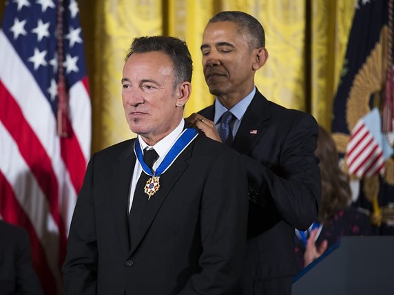 Barack Obama avait remis en novembre la médaille de la liberté à Bruce Springsteen (archives). © KEYSTONE/EPA/SHAWN THEW