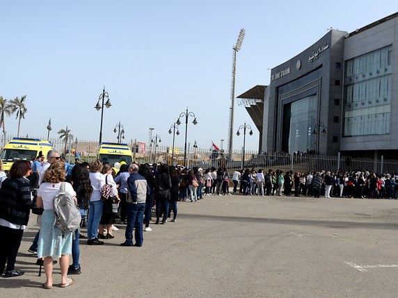 Ils étaient des milliers à faire la file devant les entrées du stade de l'armée de l'air égyptienne, dans la banlieue du Caire, pour assister à la messe du pape François. © KEYSTONE/EPA/MOHAMED HOSSAM
