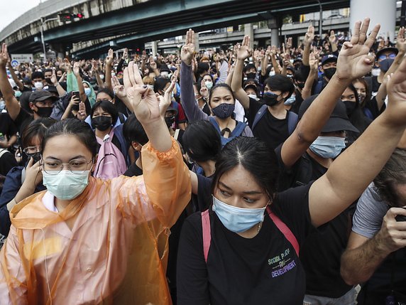 Plusieurs milliers de manifestants pro-démocratie bravaient samedi pour la troisième journée consécutive l'interdiction de rassemblement à Bangkok. © KEYSTONE/EPA/RUNGROJ YONGRIT