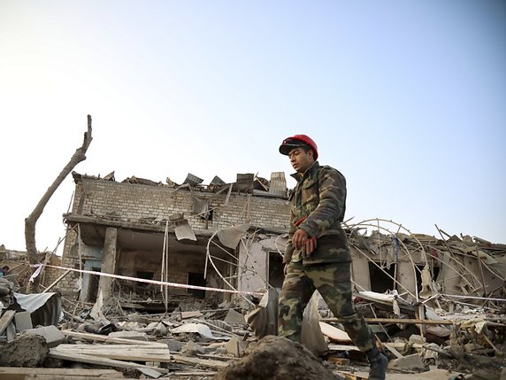 La ville de Gandja a été frappée à plusieurs reprises depuis le début du conflit, notamment dimanche lorsqu'un missile avait déjà fait dix morts. © KEYSTONE/AP/Aziz Karimov