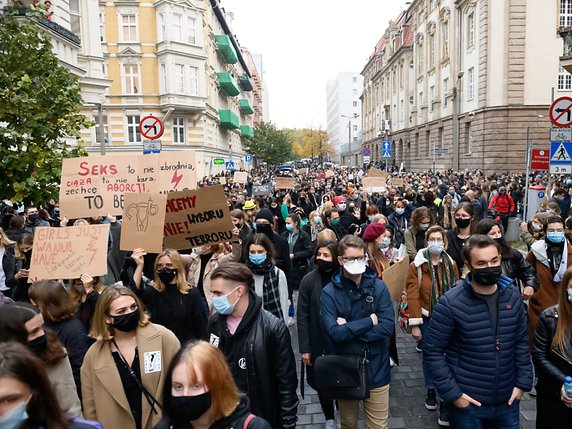 Les manifestants dénonçaient la décision, prise jeudi, d'interdire l'IVG en cas de malformation du foetus. © KEYSTONE/EPA/JAKUB KACZMARCZYK