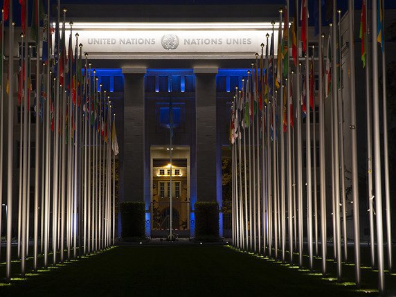 Le Palais des Nations à Genève s'est paré de bleu samedi soir pour les 75 ans de l'ONU. © KEYSTONE/SALVATORE DI NOLFI
