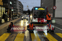 Fribourg: le collectif Renovate bloque la circulation devant le théâtre Equilibre