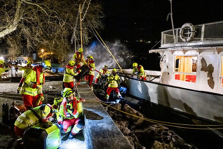 Les secours sont à pied d'oeuvre pour sauver le "Simplon", en difficulté en raison de la tempête de vaudaire sur le lac Léman. © KEYSTONE/JEAN-CHRISTOPHE BOTT