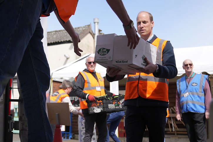 Le prince William est photographié jeudi aidant à décharger un camion de Surplus for Supper, une association de redistribution de surplus alimentaires, située dans le Surrey, à l'ouest de Londres. © KEYSTONE/AP/Alastair Grant