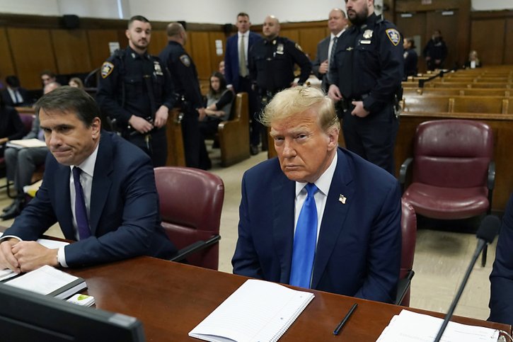Donald Trump, assis à la table de la défense, n'a pas quitté des yeux les nouveaux jurés, lorsqu'ils ont prêté serment de juger l'affaire de manière "juste et impartiale". © KEYSTONE/AP/TIMOTHY A. CLARY
