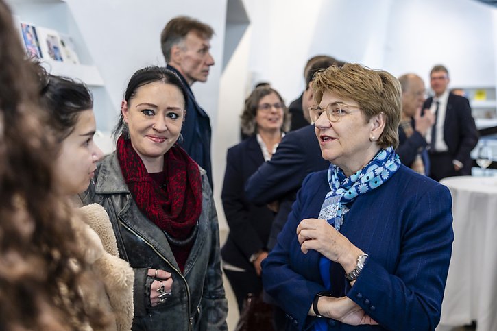 Viola Amherd s'est entretenue avec des citoyennes présentes sur place. © KEYSTONE/MICHAEL BUHOLZER