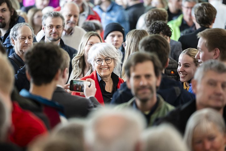 La ministre de l'intérieur Elisabeth Baume-Schneider s'est prêtée au jeu des selfies. © KEYSTONE/MICHAEL BUHOLZER