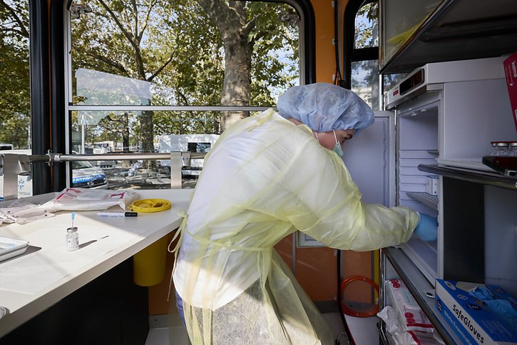 Le projet d'accord de l'OMS sur les pandémies inquiète l'organisation souverainiste Pro Suisse. © KEYSTONE/MICHAEL BUHOLZER