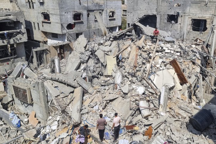 Destructions à Rafah après des bombardements israéliens sur la ville de Rafah lundi. © KEYSTONE/AP/Mohammad Jahjouh