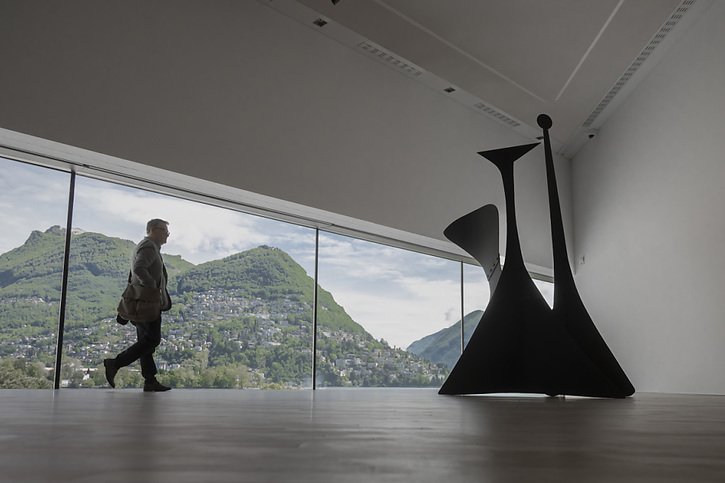 La sculpture "Funghi Neri" d'Alexander Calder est actuellement exposée au Musée d'art de la Suisse italienne à Lugano. © KEYSTONE/TI-PRESS/Pablo Gianinazzi