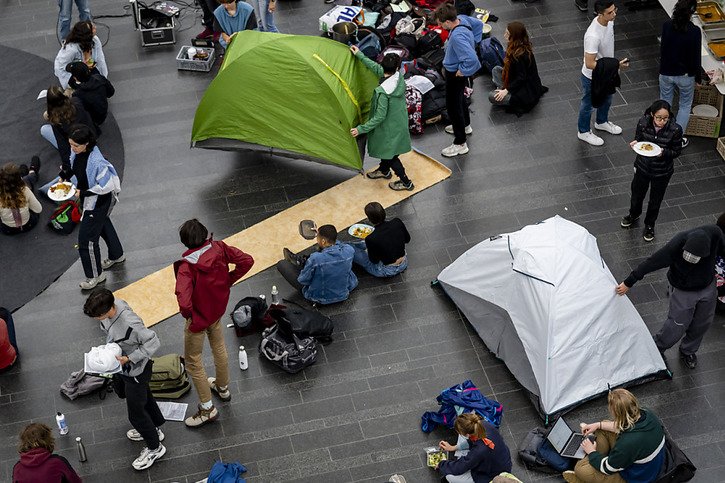 Dans le hall de l'EPFL, quelques tentes ont été montées. © KEYSTONE/JEAN-CHRISTOPHE BOTT