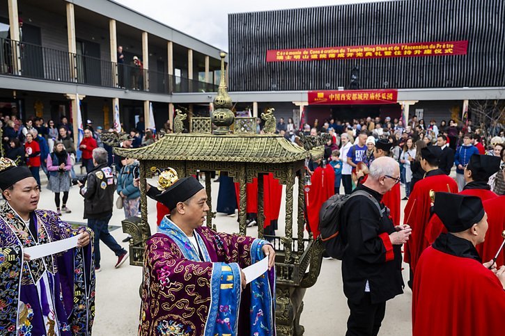 Un public nombreux a assisté à la cérémonie du Kai Guang au Centre Ming Shan de Bullet. © Keystone/JEAN-CHRISTOPHE BOTT