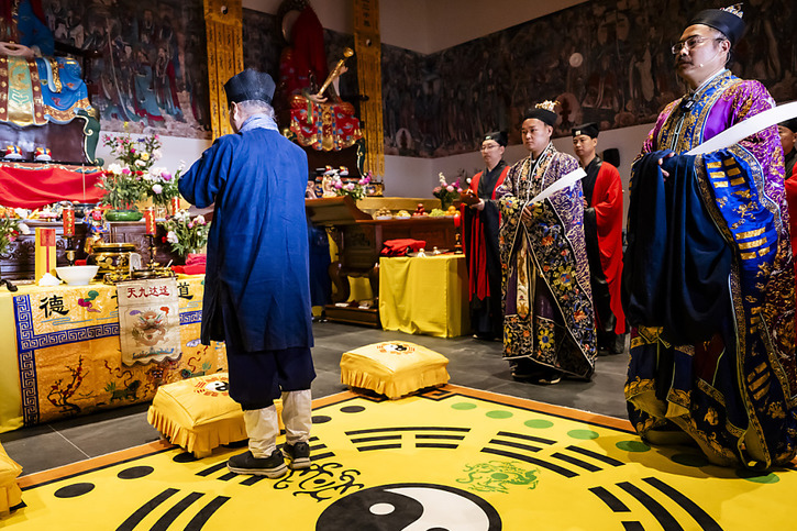 Le maître taoïste Xueling Zhang participe a la cérémonie du Kai Guang. © KEYSTONE/JEAN-CHRISTOPHE BOTT