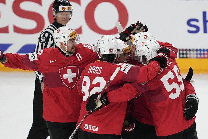 La joie des Suisses, qui défieront les Tchèques en finale dimanche © KEYSTONE/AP/Darko Vojinovic