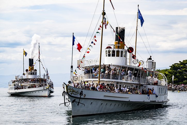 Deux des cinq bateaux de la flotte Belle Epoque de la CGN, "La Suisse" et le "Savoie", devant 10'000 spectateurs lors de la Parade navale annuelle. © KEYSTONE/JEAN-CHRISTOPHE BOTT
