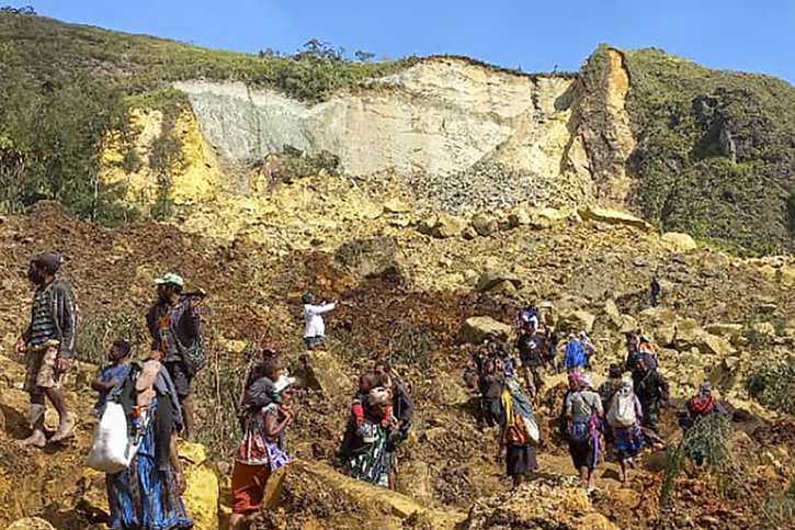 Les habitants recherchent des victimes du glissement de terrain dans le village de Yambali. © KEYSTONE/AP/Kafuri Yaro