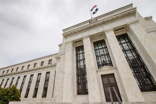 La Fed maintient ses taux, '"absence de progrès" sur l'inflation