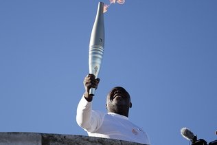 Basile Boli entame le relais de la flamme olympique à Marseille