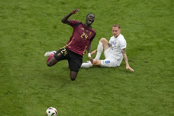 Amadou Onana (en rouge) et la Belgique sont tombés sur un os pour leur premier match de l'Euro. © KEYSTONE/AP/Themba Hadebe