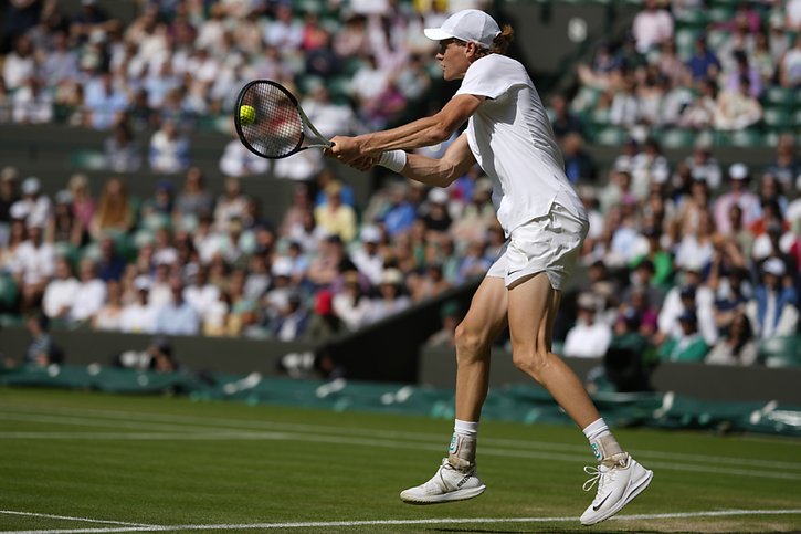 Jannik Sinner, ici à Wimbledon l'an dernier, a montré qu'il était à l'aise sur toutes les surfaces en s'imposant à Halle dimanche. © KEYSTONE/AP/ALASTAIR GRANT