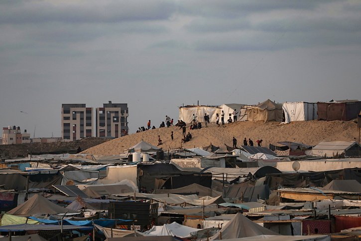 Des déplacés dans le camp de Khan Younès, au sud de la bande de Gaza. Plus d'un million de personnes se déplacent constamment à travers l'enclave palestinienne dans l'espoir de trouver un refuge, alors qu'"aucun lieu n'y est sûr", a souligné l'Organisation mondiale de la Santé. © KEYSTONE/EPA/HAITHAM IMAD