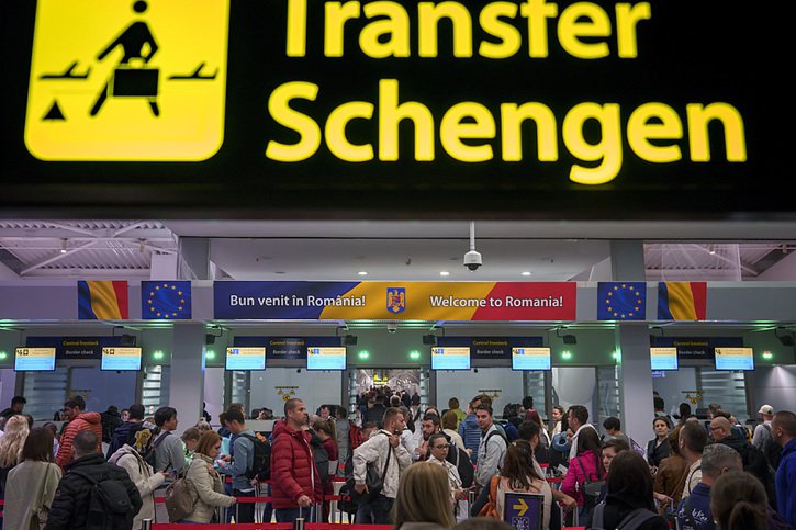 Les Etats membres de Schengen pourront appliquer des restrictions d'entrée et d'autres mesures aux frontières extérieures en cas de menaces sur la santé publique (image d'illustration). © KEYSTONE/AP/ANDREEA ALEXANDRU