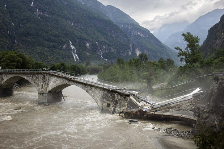 Le pont de Visletto, entre Visletto et Cevio dans le val Maggia, s'est écroulé. © KEYSTONE/MICHAEL BUHOLZER