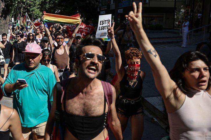 Des centaines de membres et sympathisants de la communauté LGBTQ+ ont brièvement manifesté à Istanbul dimanche, bravant l'interdiction émise par les autorités. La police a procédé à des arrestations et dispersé la foule. © KEYSTONE/EPA/ERDEM SAHIN