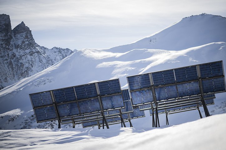L'énergéticien lausannois demeure impliqué dans le développement de projets photovoltaïques alpins. (archive) © KEYSTONE/GIAN EHRENZELLER