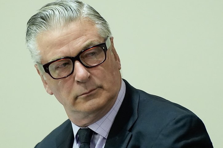 Le parquet accuse l'acteur américain Alec Baldwin d'avoir négligé les règles de sécurité élémentaires en mettant la pression sur le reste de l'équipe. © KEYSTONE/EPA/RAMSAY DE GIVE / POOL