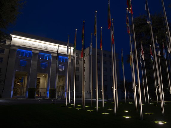 Le Palais des Nations ainsi que de 180 bâtiments emblématiques à travers l'Europe sont baignés d'une lumière bleue samedi soir pour commémorer les 75 ans de l'ONU. © KEYSTONE/EPA/SALVATORE DI NOLFI