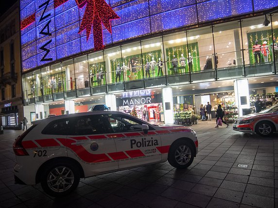 La femme âgée de 28 ans soupçonnée d'avoir attaqué deux femmes dans un grand magasin de Lugano mardi soir souffrait de problèmes de santé mentale (archives). © KEYSTONE/Ti-Press/Pablo Gianinazzi