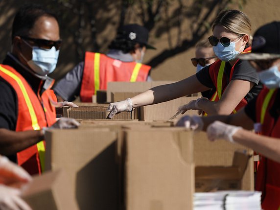 Avec la montée du chômage aux Etats-Unis en raison de la pandémie de coronavirus, des volontaires distribuent de l'aide alimentaire aux familles dans le besoin (archives). © KEYSTONE/AP/Ashley Landis
