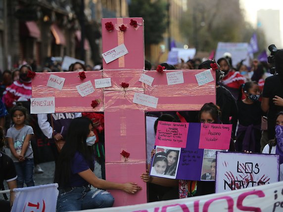 Des milliers de femmes sont descendues dans les rues de Mexico mercredi pour dénoncer la violence envers les femmes, endémique au Mexique. © KEYSTONE/AP/Ginnette Riquelme