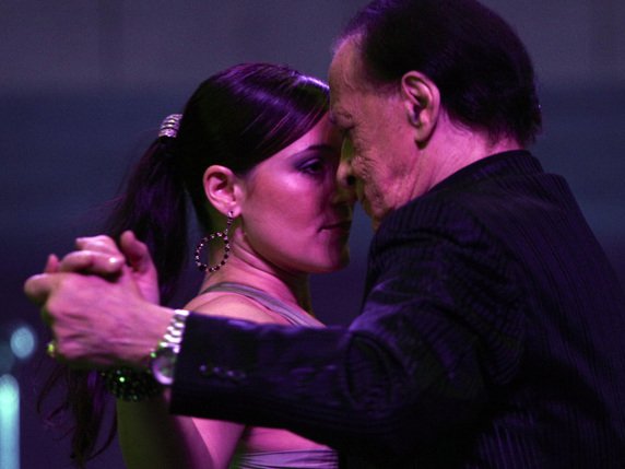 Juan Carlos Copes, né le 31 mai 1931 à Buenos Aires, s'était rendu célèbre pour avoir fait connaître le tango comme un style chorégraphique à part entière et amené cette danse populaire jusque sur les grandes scènes internationales (Archives). © KEYSTONE/AP/Eduardo Di Baia