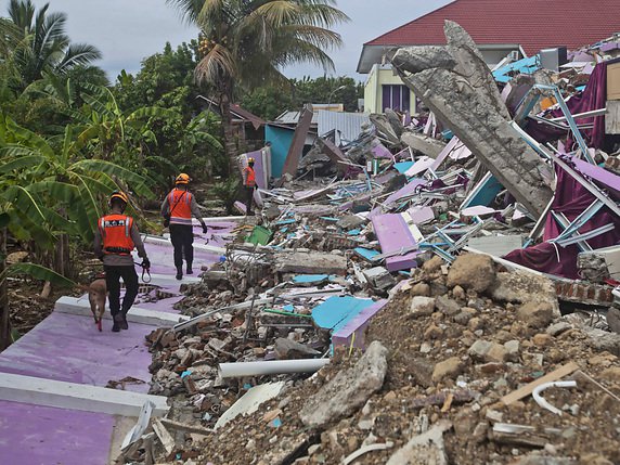 On ignore combien de personnes se trouvent encore sous les décombres causés par le séisme sur l'île indonésienne des Célèbes. Il a fait une septantaine de morts et des milliers de sans-abris. Dimanche, les pluies torrentielles compliquaient les recherches. © KEYSTONE/AP/Yusuf Wahil