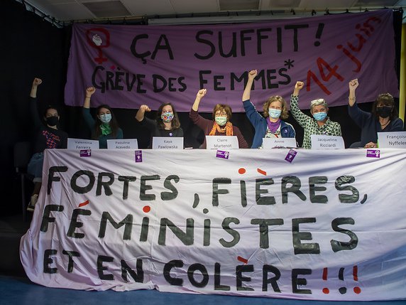 Les membres du Collectif genevois pour la grève féministe lors de la présentation du programme de la Journée Internationale de lutte pour les droits des femmes. © KEYSTONE/MARTIAL TREZZINI