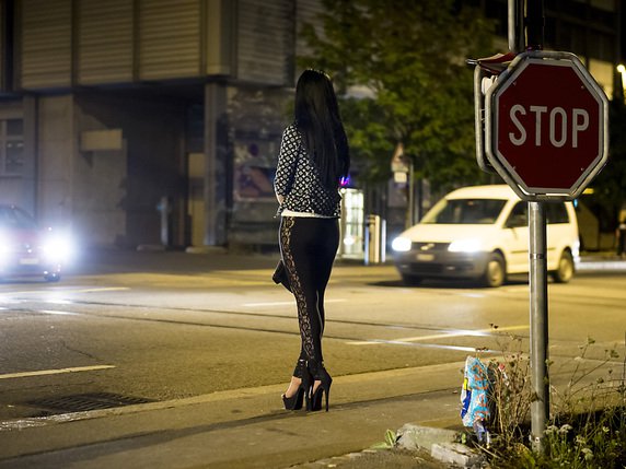 Un Nigérian est jugé lundi à Lausanne pour avoir fait passer deux compatriotes mineures en Suisse pour qu’elles s’y prostituent (photo d'illustration). © KEYSTONE/JEAN-CHRISTOPHE BOTT