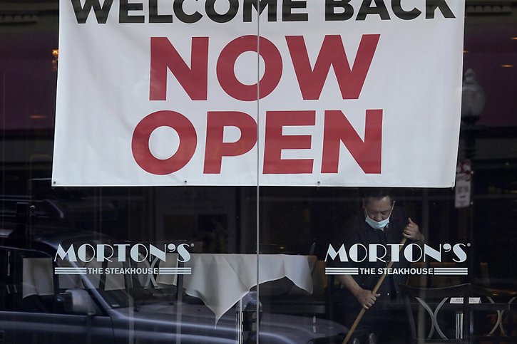 La nouvelle baisse des inscriptions au chômage est un signe de la reprise économique aux États-Unis, où l'activité reprend progressivement, plus d'un Américain sur quatre étant désormais totalement vacciné. (archives) © KEYSTONE/AP/JEFF CHIU