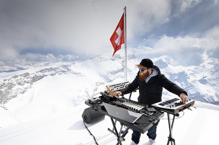 Le DJ Teho a mixé à Glacier 3000 pour le média et label le Cercle. © KEYSTONE/LAURENT GILLIERON