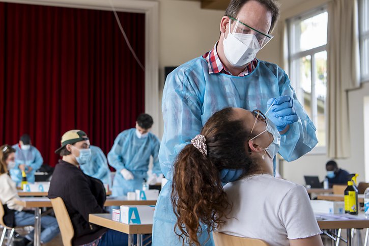 La Suisse compte vendredi 2300 nouveaux cas de coronavirus en deux jours (archives). © KEYSTONE/JEAN-CHRISTOPHE BOTT