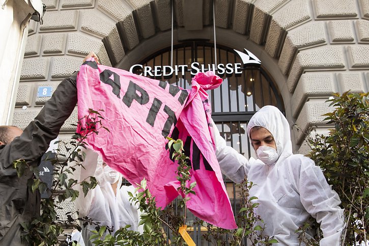 Les activistes avaient bloqué les entrées du siège de Credit Suisse, le 8 juillet 2019, en plaçant des plantes en pot, des vélos et en s'enchaînant (archives). © KEYSTONE/ENNIO LEANZA