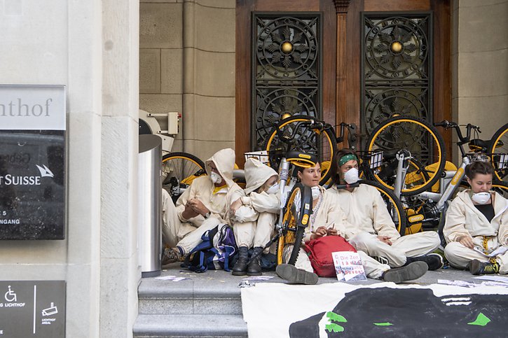 Certains militants avaient bloqué des entrées du bâtiment avec des vélos cadenassés entre eux (archives). © KEYSTONE/ENNIO LEANZA