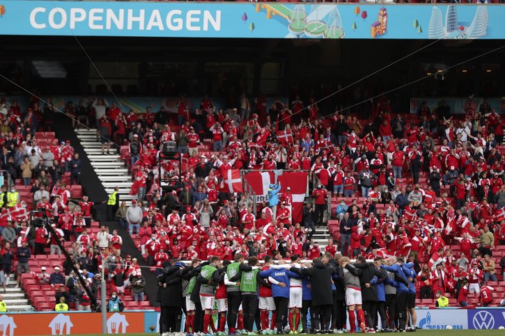 Les joueurs danois ont eu le soutien du public samedi à Copenhague. © keystone-sda.ch
