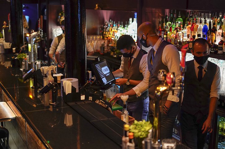 Le service au bar est à nouveau autorisé dans les pubs anglais. © KEYSTONE/AP/Alberto Pezzali