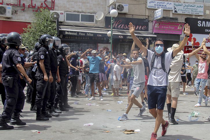 La police tunisienne empêche les manifestants d'approcher du Parlement. © KEYSTONE/AP/Hassene Dridi