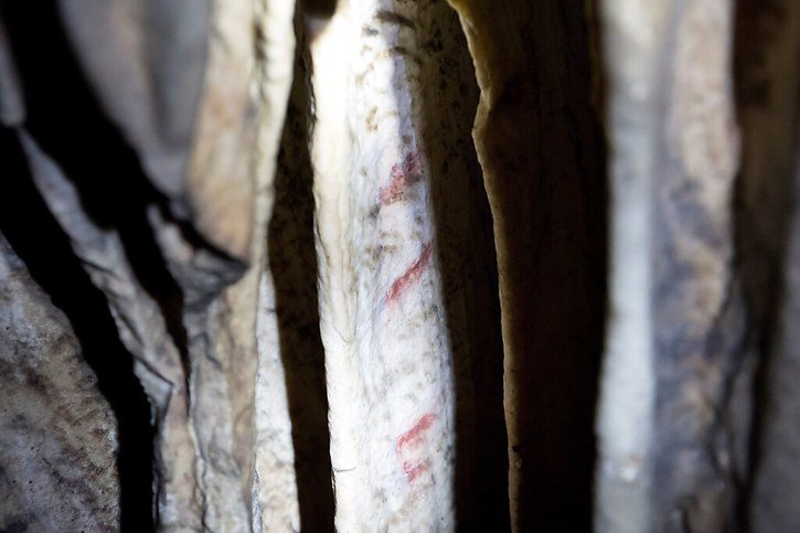 Une étude en 2018 avait attribué à Néandertal l'application d'une "peinture" à base d'ocre rouge sur les colonnes d'une stalagmite monumentale, dans la grotte d'Ardales, dans le Sud de l'Espagne (archives). © KEYSTONE/EPA EFE/DANIEL PEREZ